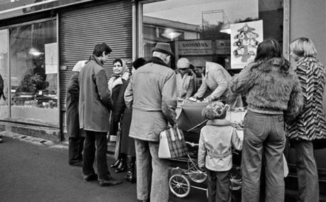 אנשים מחכים בתור לקנות פירות בזמן הקומוניזם
